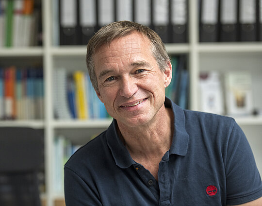 Portraitfoto des Dr. med. Markus Weingaertner in seinem Büro
